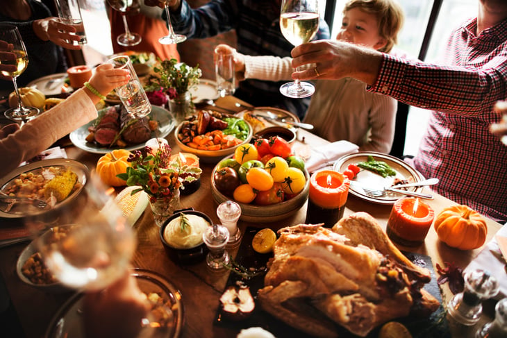 Más de mil personas esperan en la comida anual de Thanksgiving 