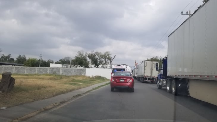 Congestionado el tráfico por cierre de vialidad en Fausto Z. Martínez