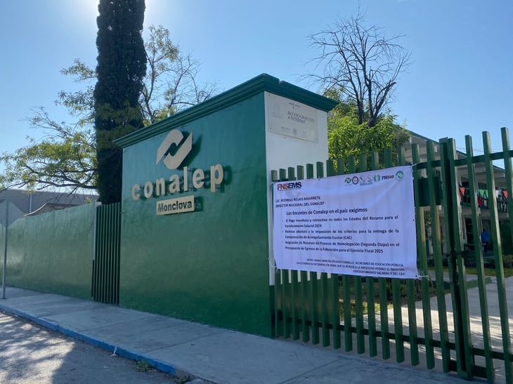 Docentes del Conalep exigen con manta el pago del retroactivo salarial