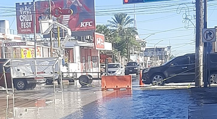 Corre agua como arroyo por fuga en línea de 8 pulgadas