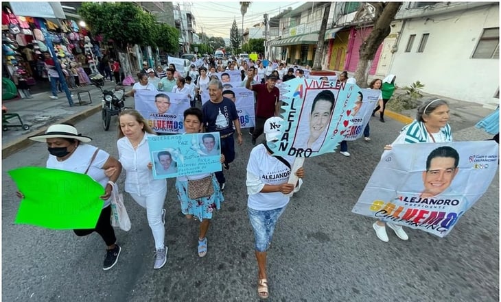 Marchan en Chilpancingo a 40 días de asesinato de Alejandro Arcos Catalán