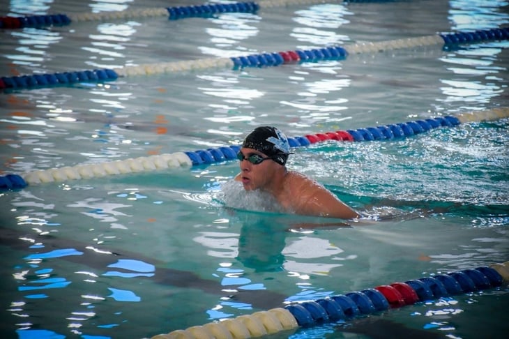 Participan 13 delegaciones en torneo de curso corto de natación 