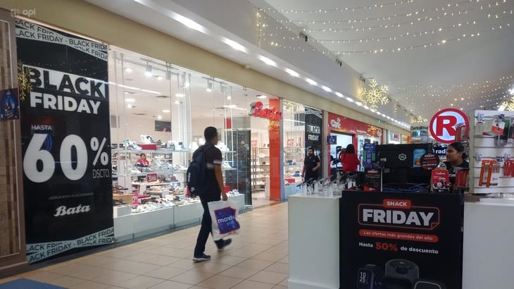 'Black Friday' impulsa la economía fronteriza y atrae a mexicanos