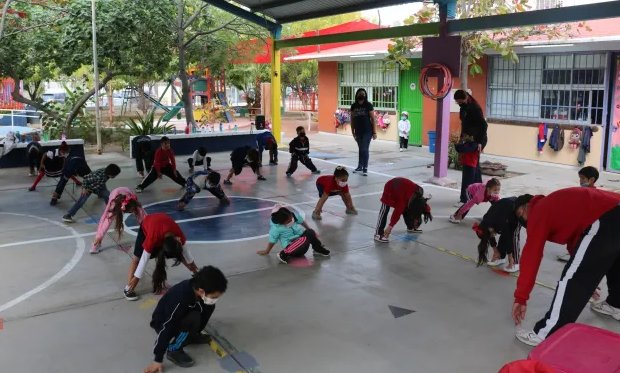 Clase de deportes se imparte con los debidos protocolos en invierno 