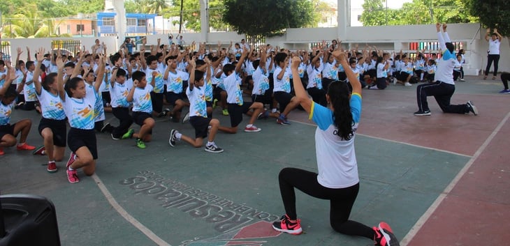 Realizan la activación física en la entrada de las escuelas para mejorar la salud 