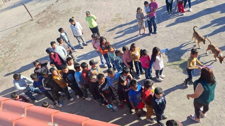 El futbolista profesional coahuilense Omar Rosas lleva alegría a muchos niños