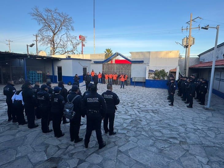 El grupo de 'Legendarios' oran por policías de Monclova