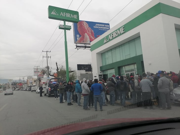 Trabajadores se aglomeraron en banco para cobrar primera quincena