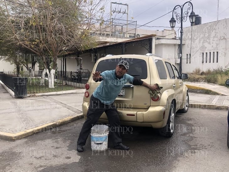 Lavacoches y boleros piden apoyo por difícil cuesta de enero 