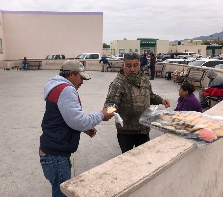 Panadero entrega pan a pacientes del hospital Amparo Pape