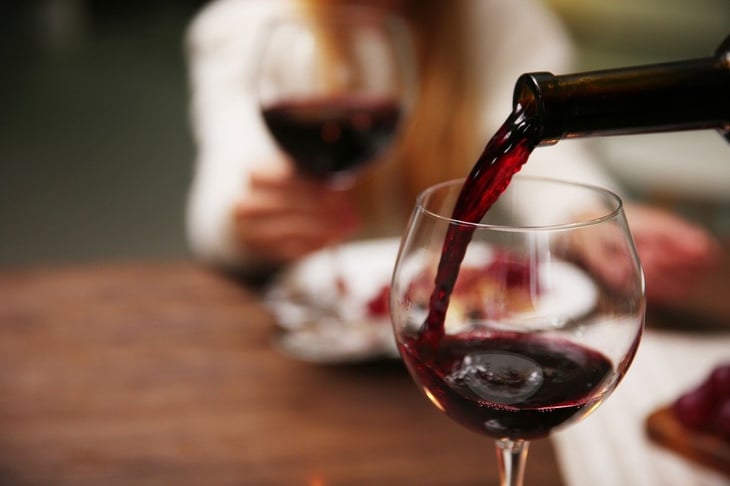 Descubre los beneficios de tomar vino tinto