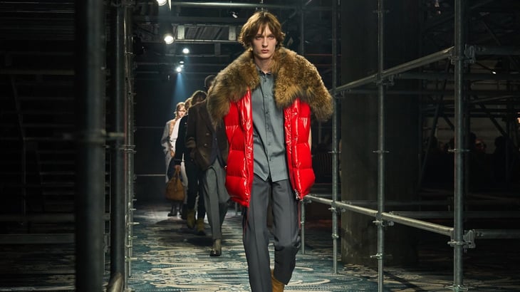 Prada revoluciona la Milan Fashion Week con su colección FW25 Menswear