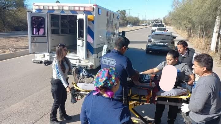 Bomberos de Nueva Rosita auxilian a hombre intoxicado en la vía pública