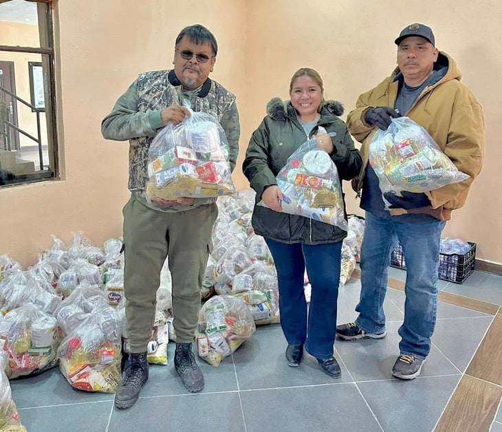 La Tribu Kikapu entrega despensas a la alcaldesa de Juárez, Coahuila