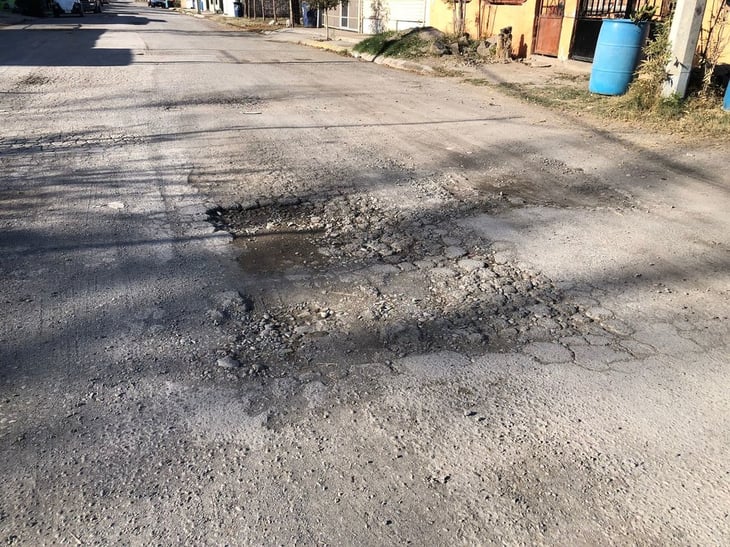 Baches profundos en las calles de Sabinas afectan a ciudadanos y vehículos