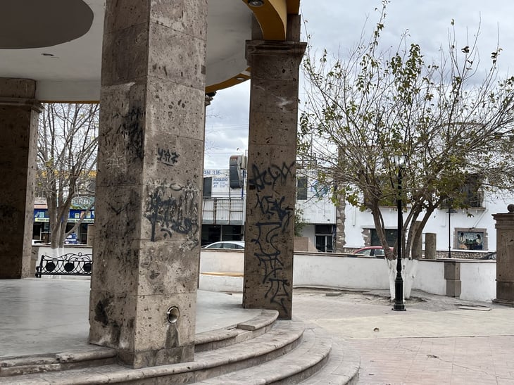 Vandalismo y abandono se sigue presentando en la plaza del Canónigo en Monclova