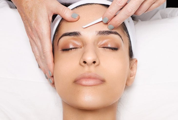 Descubre el dermaplaning: El secreto para una piel suave y radiante