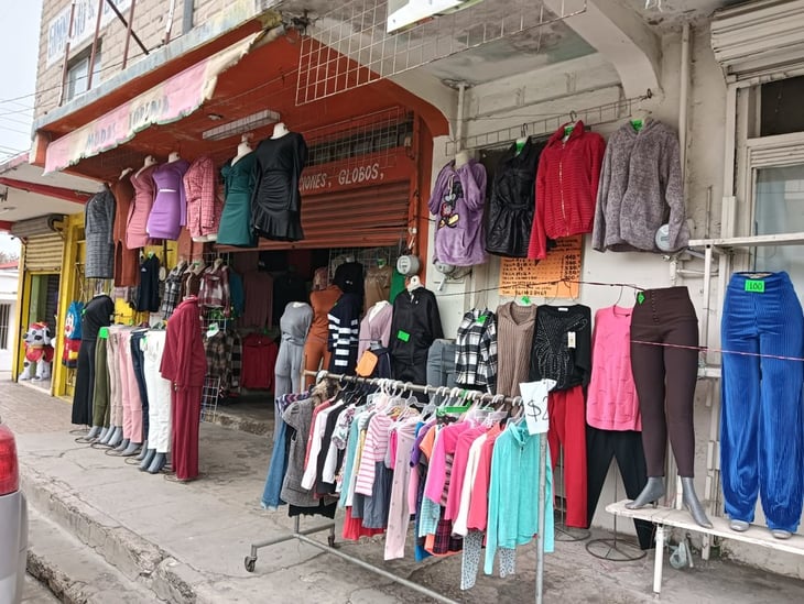 Empleada destaca estabilidad en ventas de ropa en invierno