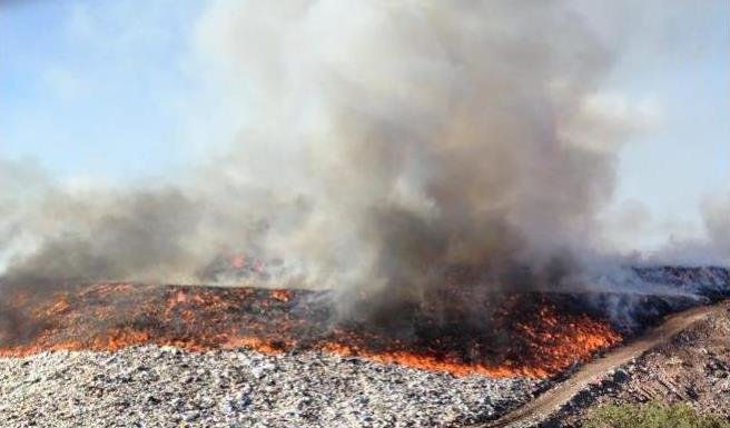 Bomberos controlan incendios en basurero municipal de Rosita