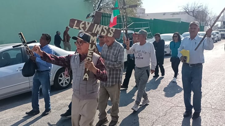 Pensionados marchan por la Constitución y los derechos