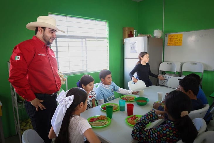 Desayunos calientes para estudiantes de la escuela Patricio Milmo en Minas la Luz