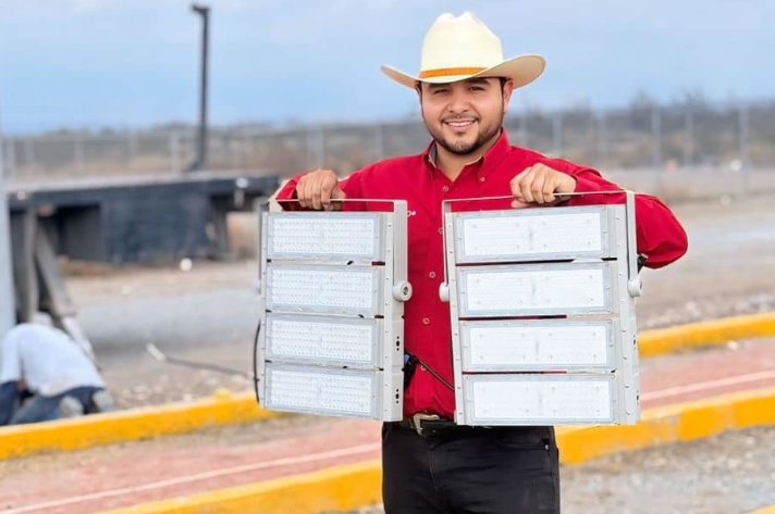 Instalan nueva iluminación en campo de fútbol de San José del Aura