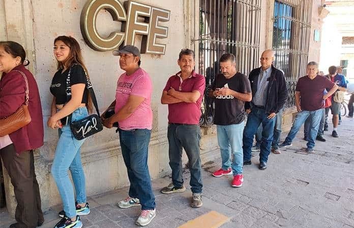 Usuarios de la CFE exigen más personal y mejoras en el servicio tras largas esperas