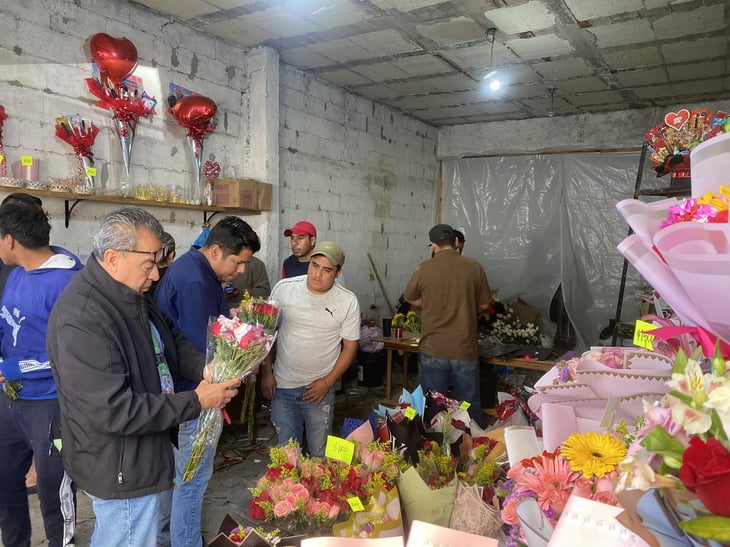 Enamorados acuden por el tradicional ramo de San Valentín