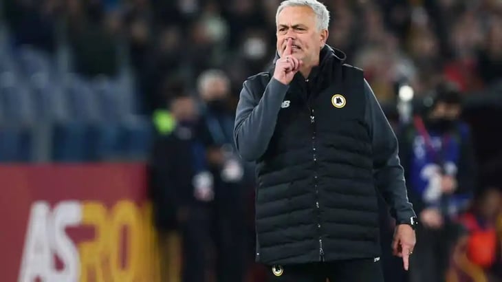 José Mourinho fue sancionado tras ser acusado de hacer comentarios racistas contra jugadores del Galatasaray