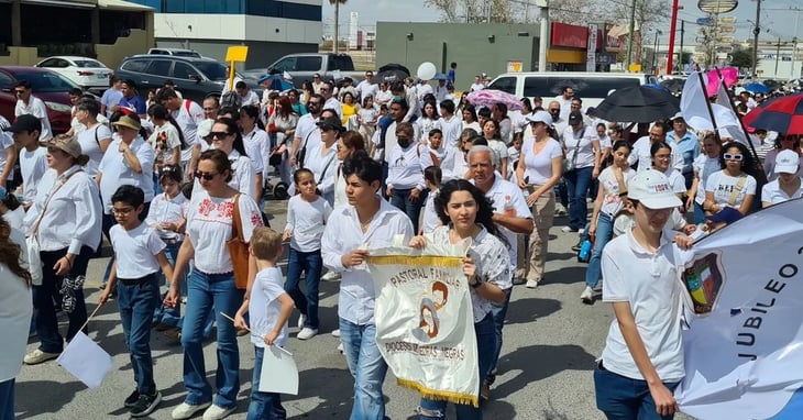 Feligreses celebran la importancia de la familia en marcha hacia la Catedral