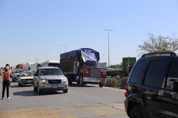 Se manifiestan transportistas en contra de la Guardia Nacional en el periférico de Torreón 