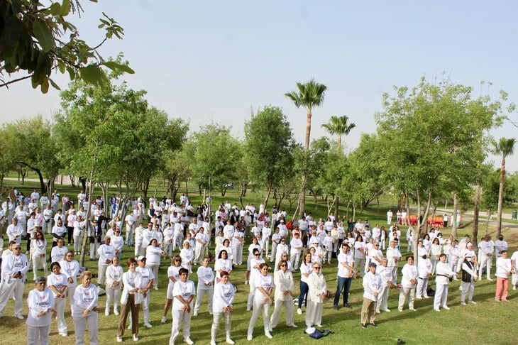 Dan la bienvenida al equinoccio de primavera, un grupo de adultos mayores