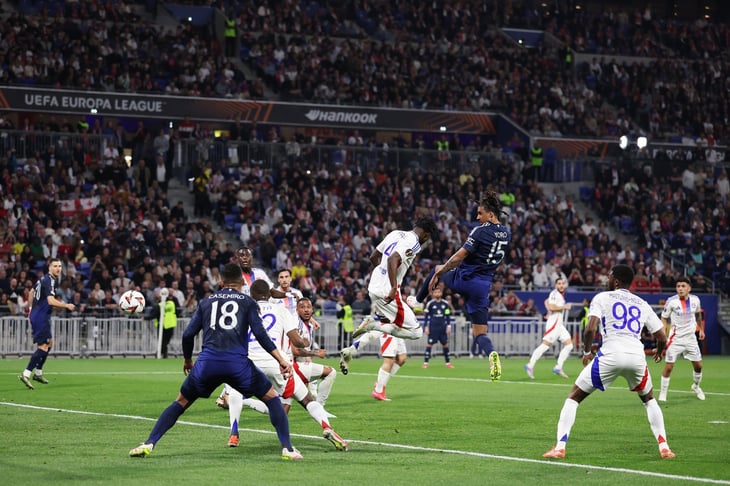 Lyon y Manchester United empatan 2-2 en ida de cuartos