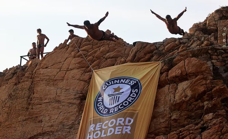 Clavadistas de La Quebrada en Acapulco rompen récord Guinness