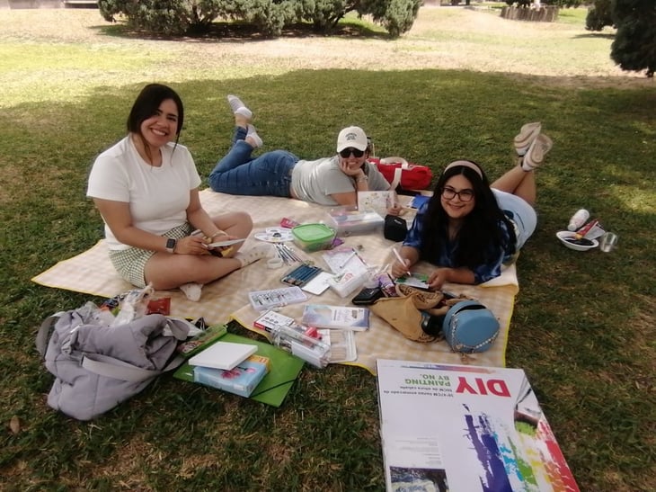 Las tres amigas disfrutaron del domingo de Semana Santa pintando y conviviendo
