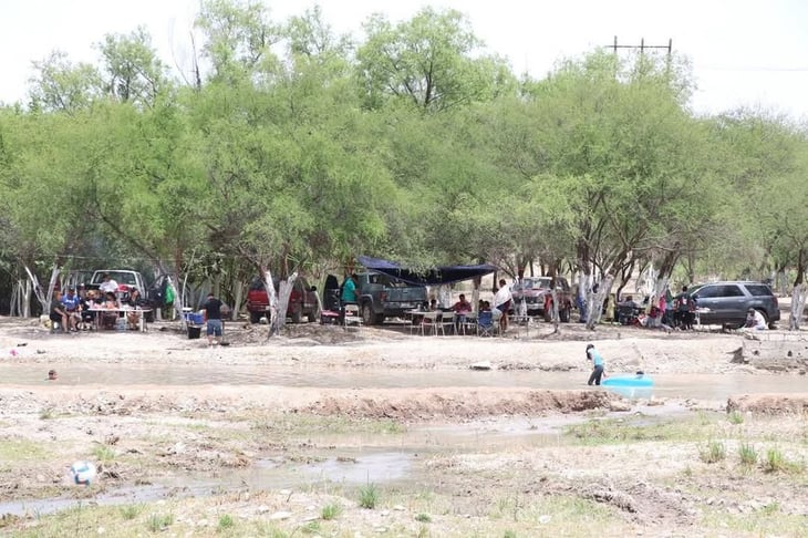 Familias disfrutaron del domingo de pascua en el río alamos de San Juan de Sabinas