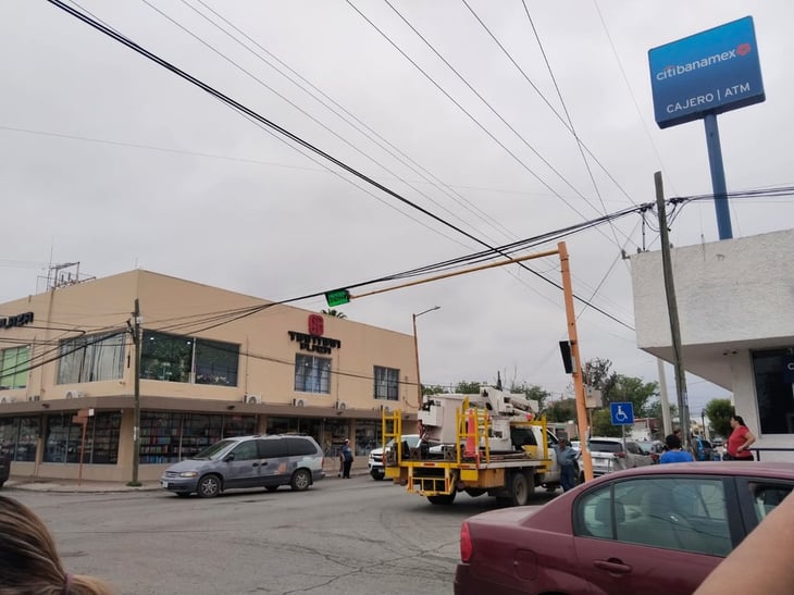 Semáforos de Sabinas se rehabilitan para mejorar la seguridad vial