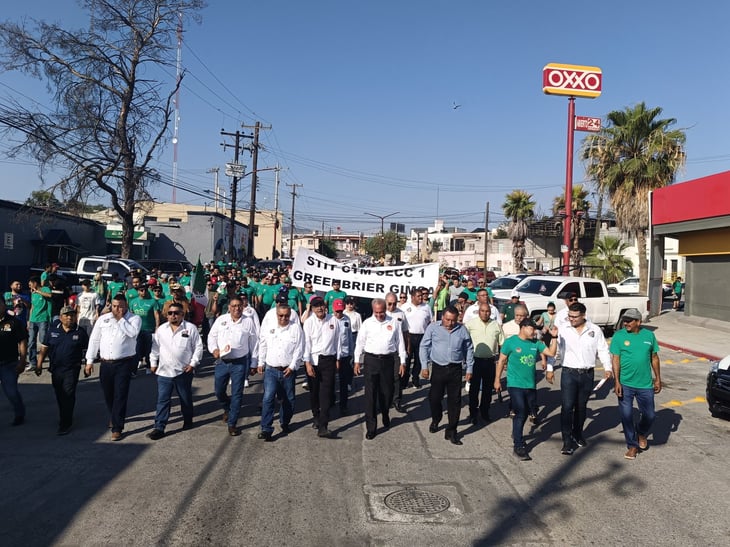 Miles de trabajadores y exobreros de AHMSA expresan sus demandas en el desfile del Día del Trabajo