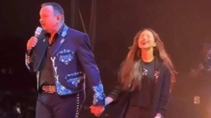Pepe y Ángela Aguilar emocionan en dueto en la Feria de Puebla