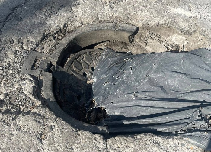 Tapa de alcantarilla en mal estado provoca daños a más de 15 vehículos en Nueva Rosita