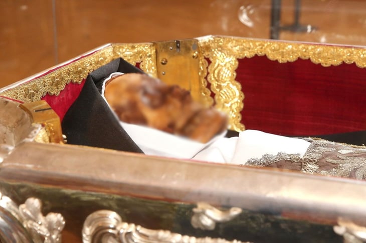 Restos de Santa Teresa de Jesús se exhiben al público por primera vez en España