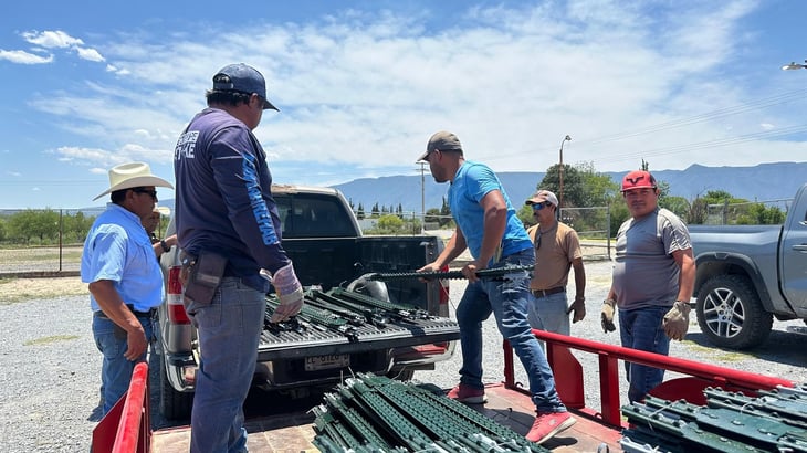 Campesinos y pobladores de Huizachal reciben cercha para cerca a bajo costo
