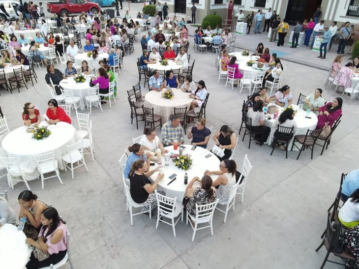 Sabinas celebra a sus maestros con fiesta, regalos y reconocimiento