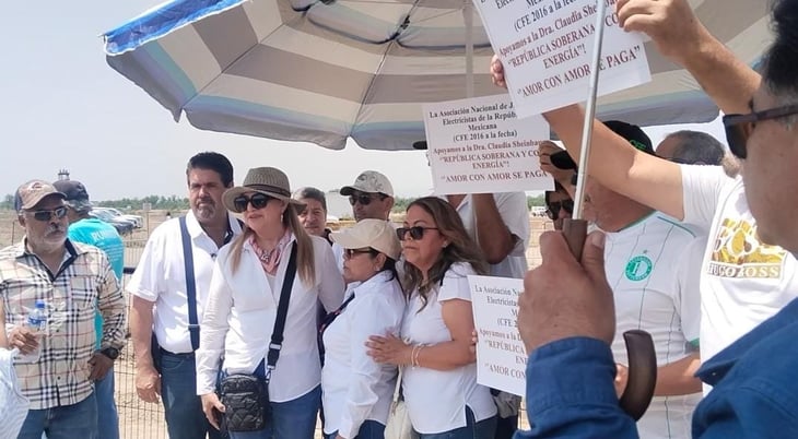 Jubilados y pensionados de la CFE protestan en Pasta de Conchos durante visita de Sheinbaum