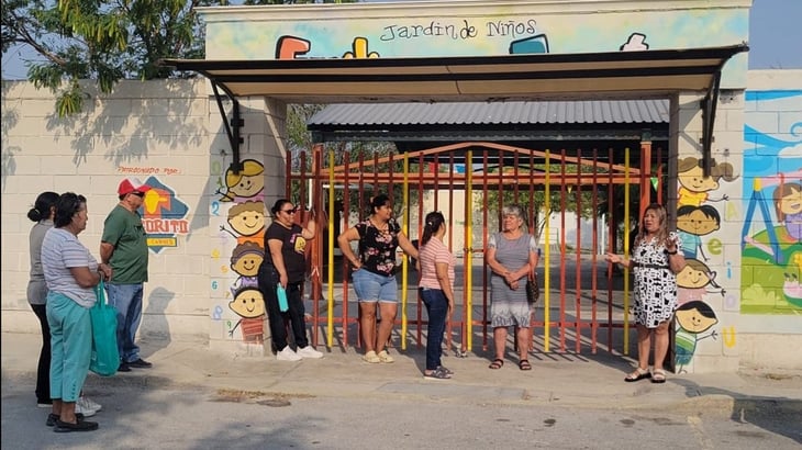 Madres cierran kínder Emiliano Zapata por condiciones insalubres en los baños