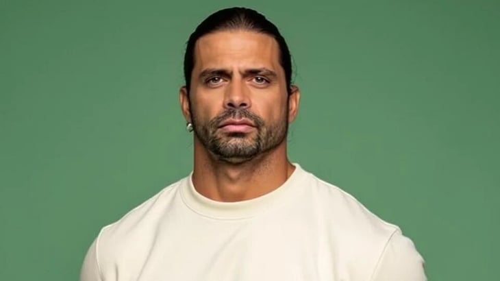 Actor Pedro Moreno evade preguntas sobre arresto en conferencia