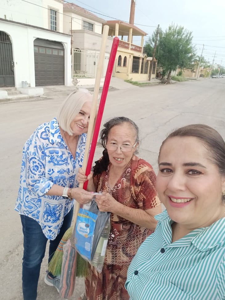 El DIF Sabinas entrega árboles y kits de limpieza a familias de la colonia Centenario