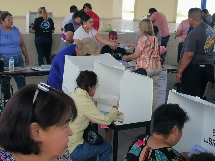 Ciudadanos recurren a apuntes para sufragar en comicios judiciales