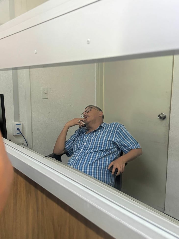 Empleado del IMSS se queda dormido en su puesto de trabajo