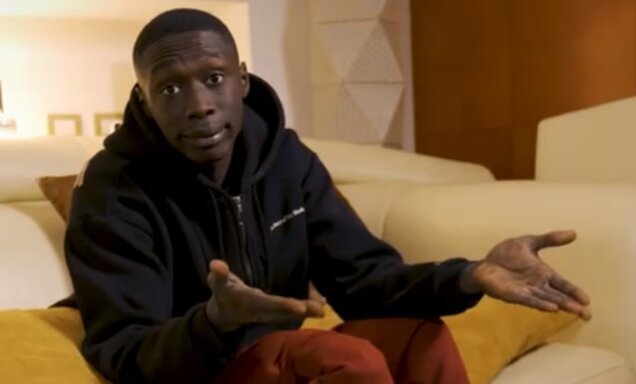 Tiktoker Khaby Lame se autodeporta tras violar visado